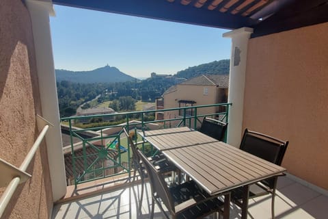 Comfortable nest with pool and sea view Apartment in Saint-Raphael