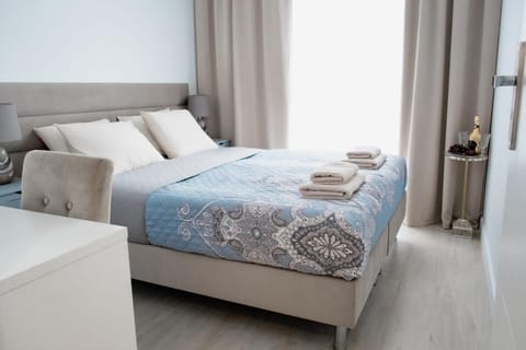 Bed, TV and multimedia, Photo of the whole room, towels