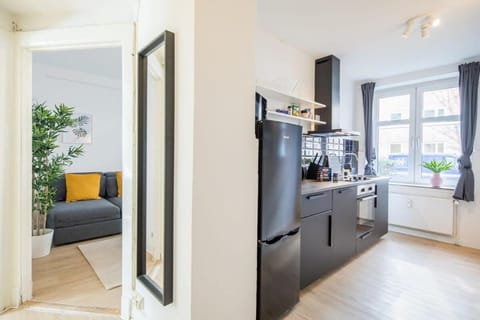 Kitchen or kitchenette, Photo of the whole room, Seating area, oven