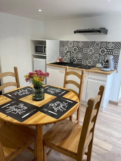 Kitchen or kitchenette, Dining area, stove