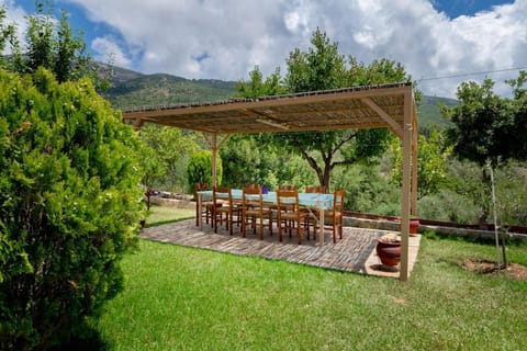 Day, Garden, Dining area, Garden view, Mountain view