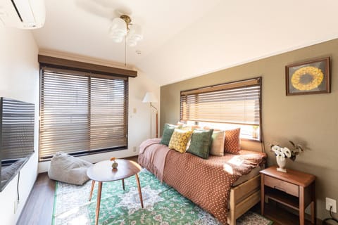 Bed, Living room, Photo of the whole room, Seating area, Bedroom