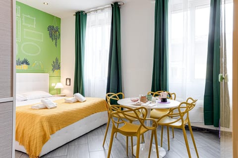 Bed, Living room, Photo of the whole room, Dining area, Bedroom