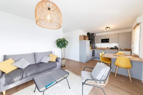 Kitchen or kitchenette, Living room, Seating area, Dining area