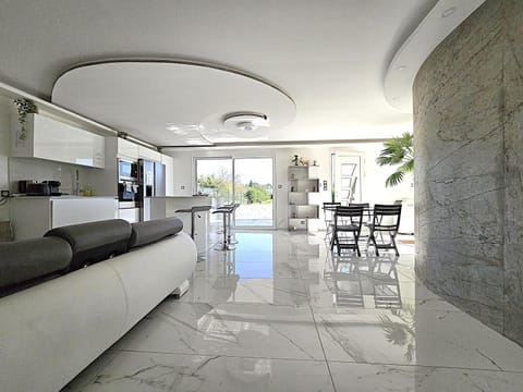 TV and multimedia, Kitchen or kitchenette, Living room, Seating area, Dining area