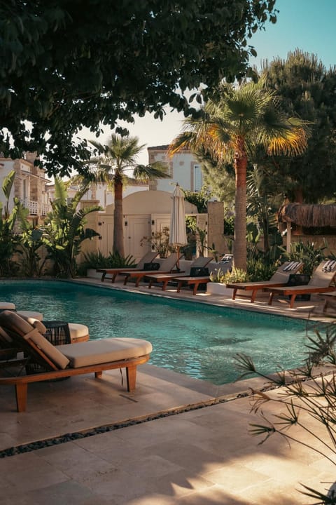 Swimming pool