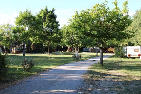 Habitat Créateur - Hébergements insolites au camping municipal "Les Ecureuils" Campground/
RV Resort in Provence-Alpes-Côte d'Azur