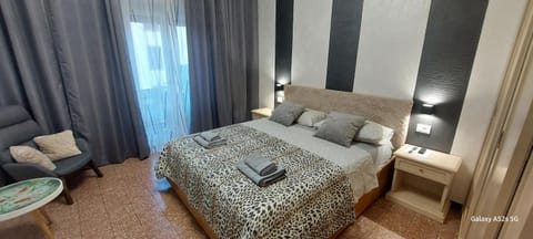 Bed, Living room, Photo of the whole room, Bedroom