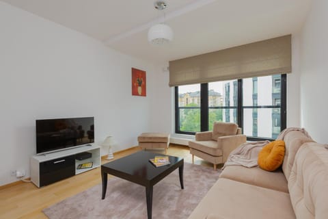 Communal lounge/ TV room, TV and multimedia, Living room, Seating area, Evening entertainment