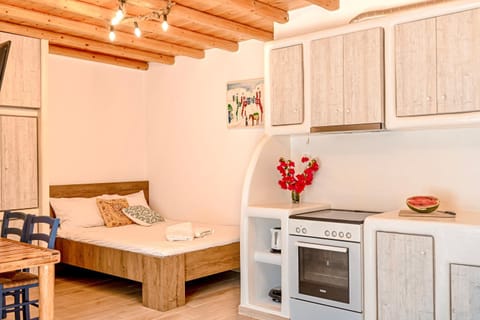 Bed, Kitchen or kitchenette, Dining area