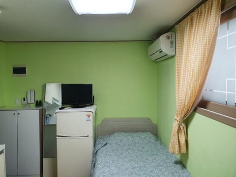 Bedroom, oven, air conditioner