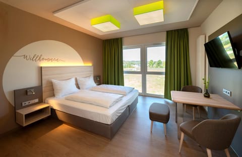 Bed, TV and multimedia, Photo of the whole room, Seating area, Evening entertainment, Bedroom, hair dresser