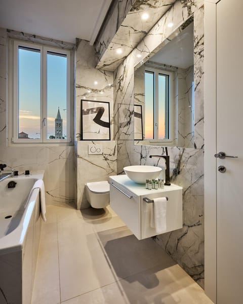 Toilet, Bathroom, towels