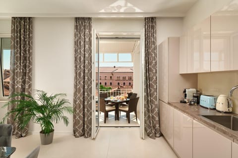 Coffee/tea facilities, Kitchen or kitchenette, Dining area, stove