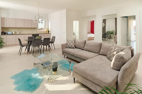 Kitchen or kitchenette, Living room, Seating area, Dining area