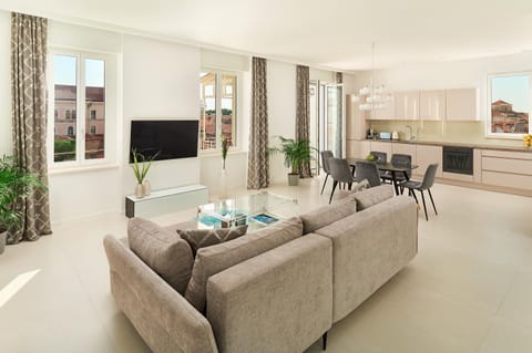 TV and multimedia, Kitchen or kitchenette, Living room, Seating area, Dining area