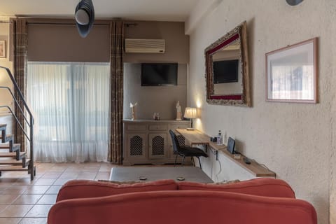 Communal lounge/ TV room, Living room, Seating area, air conditioner