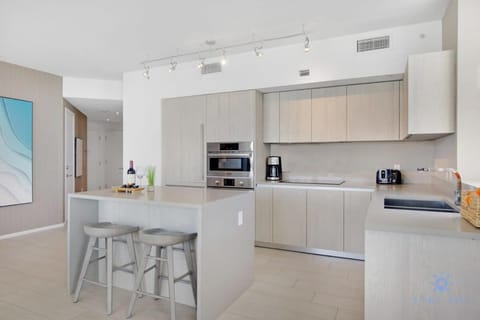 High Floor with Stunning Views, Amazing Pools Apartment in Hollywood Beach