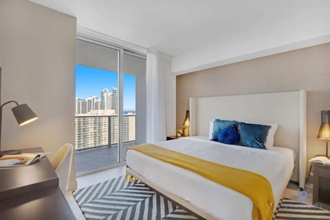 High Floor with Stunning Views, Amazing Pools Apartment in Hollywood Beach