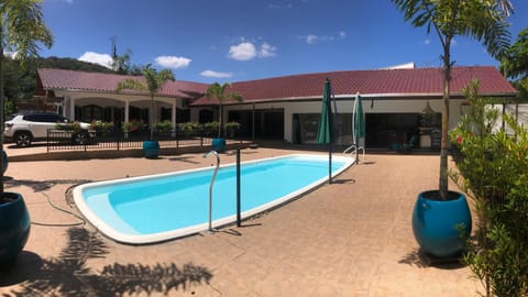 Property building, Day, Swimming pool