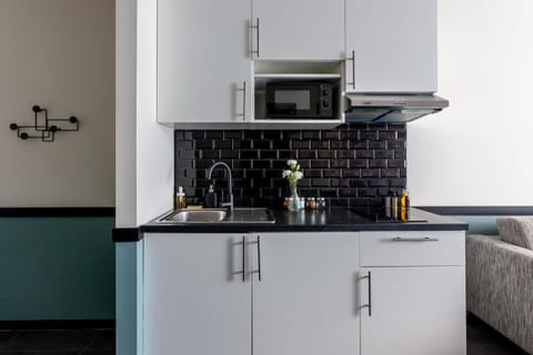 Coffee/tea facilities, Kitchen or kitchenette, microwave, stove