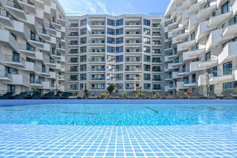 Property building, Day, Pool view, Swimming pool