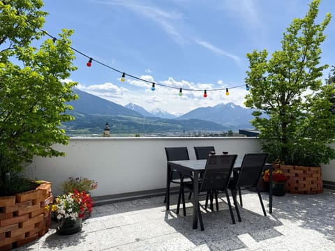 View (from property/room), Balcony/Terrace, Landmark view, Mountain view