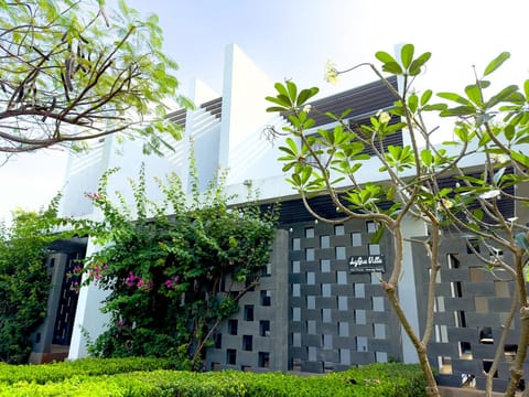 Property building, Spring, Day, Garden, Garden view