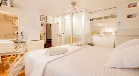 Bed, Kitchen or kitchenette, Photo of the whole room, towels