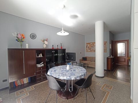 Seating area, Dining area