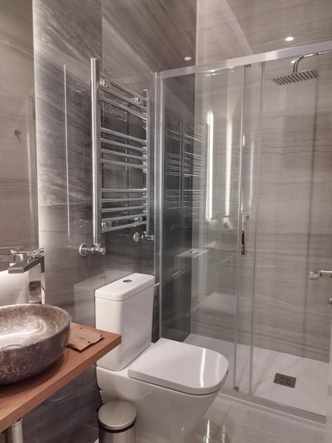 Shower, Toilet, Bathroom, towels