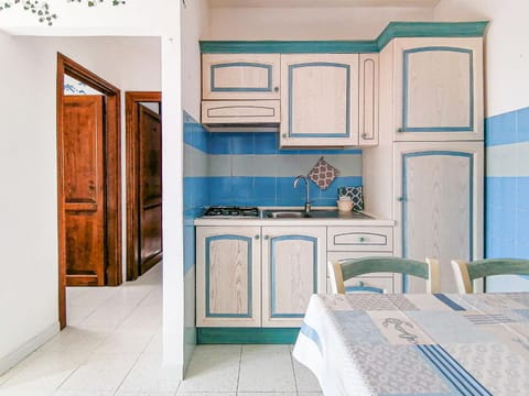 Kitchen or kitchenette, Dining area, stove