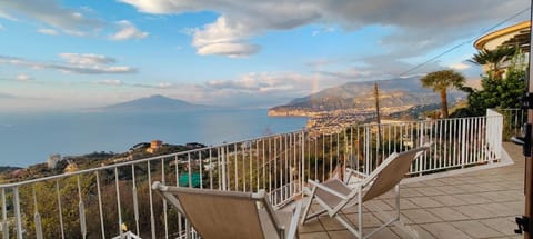 Nearby landmark, Day, Natural landscape, View (from property/room), Balcony/Terrace, Sea view, sunbed