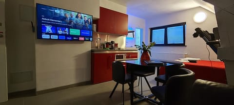 TV and multimedia, Kitchen or kitchenette, Living room, Seating area, locker, locker