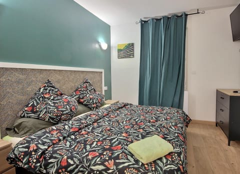 Bed, TV and multimedia, Bedroom