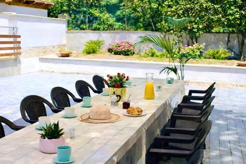 Patio, Day, Garden, View (from property/room), Balcony/Terrace, Food and drinks, Dining area, Food, Garden view, Drinks