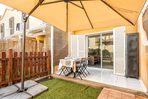Property building, Patio, Day, Garden, Balcony/Terrace, Dining area, Garden view, sunbed