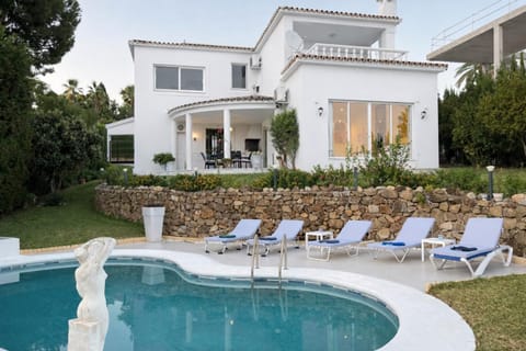 Property building, Swimming pool, sunbed