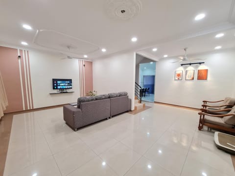 TV and multimedia, Living room, Seating area, fireplace