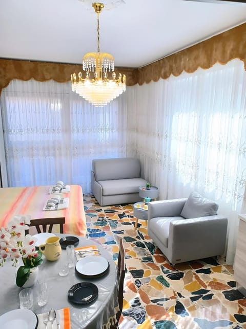 Bed, Seating area, Dining area
