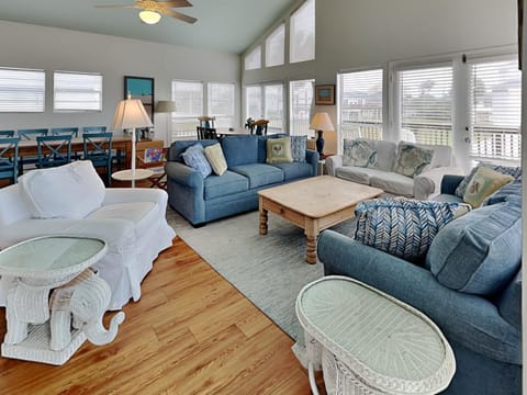 Shangri La La House in Hitchcock