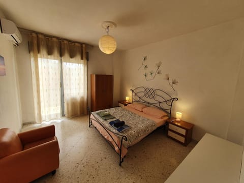 Bed, Photo of the whole room, Seating area, Bedroom