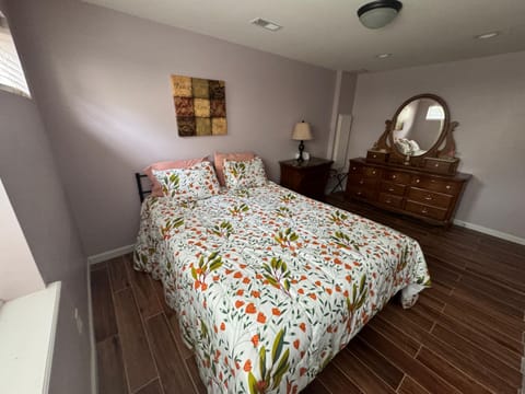 Photo of the whole room, Bedroom