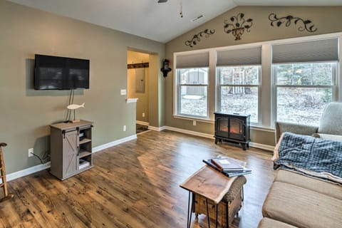 Pet-Friendly Extended Stay Walk to Delavan Lake House in Wisconsin