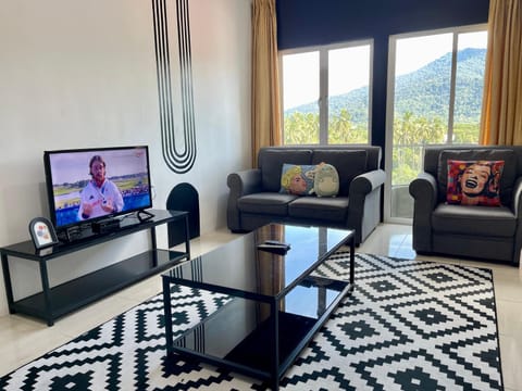 Communal lounge/ TV room, TV and multimedia, Living room, Seating area, Mountain view