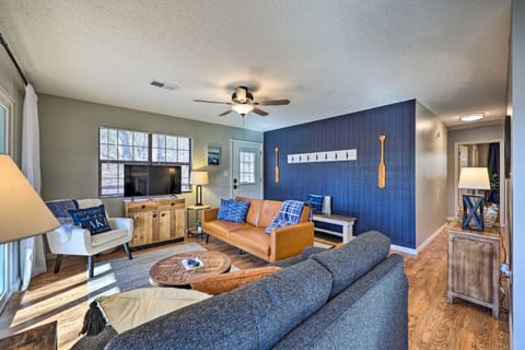 Cozy Beaver Lake Cabin with Waterfront View and Kayaks Cabin in Beaver Lake