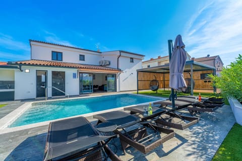 Property building, Patio, Day, Pool view, Swimming pool, sunbed