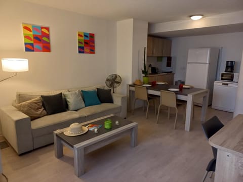 Kitchen or kitchenette, Living room, Seating area, Dining area, minibar, stove