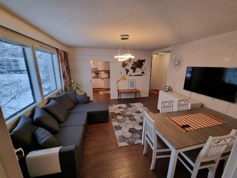 Communal lounge/ TV room, TV and multimedia, Living room, Seating area, Dining area, Evening entertainment