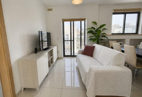 Communal lounge/ TV room, Bed, TV and multimedia, Kitchen or kitchenette, Living room, Photo of the whole room, Seating area, Evening entertainment, Bedroom